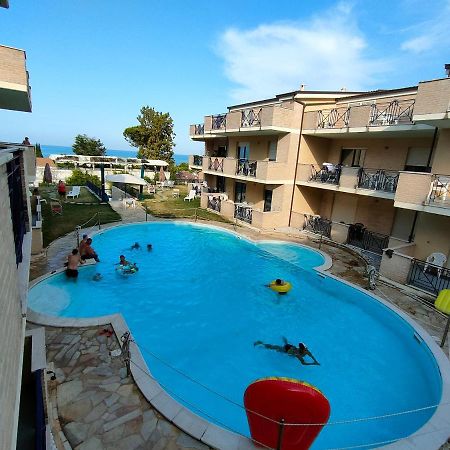 Appartamento Con Piscina Green Bay Village Pineto Luaran gambar
