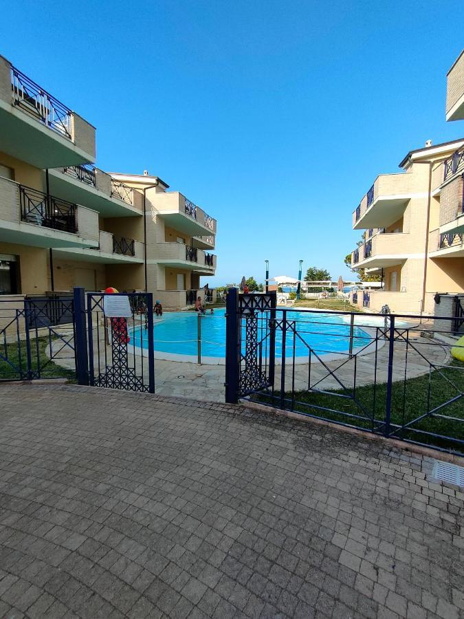 Appartamento Con Piscina Green Bay Village Pineto Luaran gambar